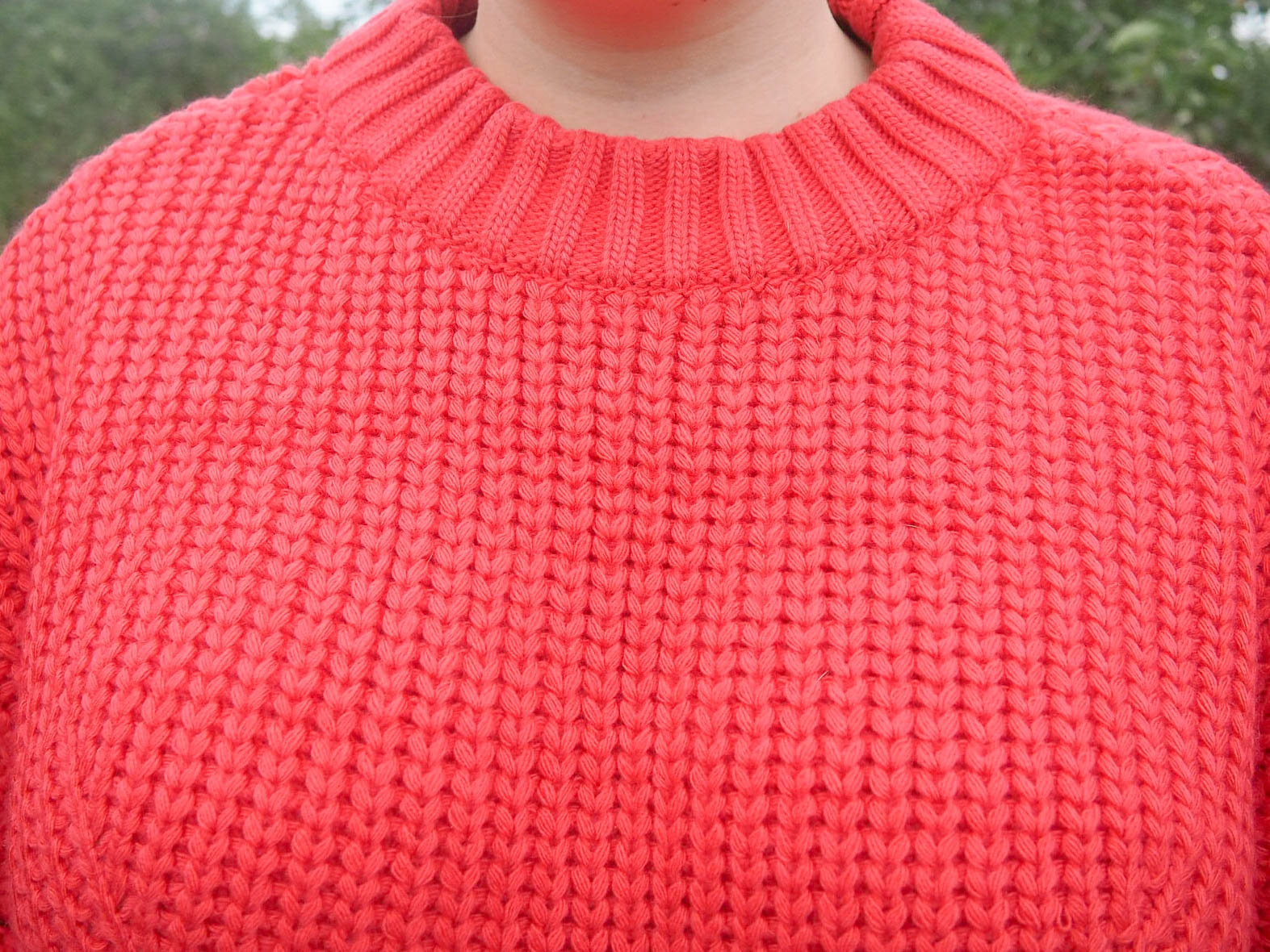 APPLE OF MY EYE || CANDY APPLE RED SWEATER OOTD - Lifestyles of Emily